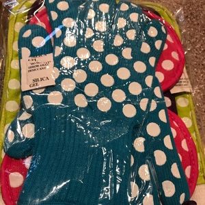 Oven mitts, gloves, trivets
